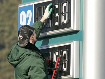Бензин в Україні стане дешевшим, – експерт