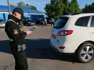 Знімають номери: як луцькі водії «ховаються» від штрафів за неправильне паркування
