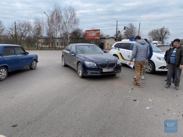 У місті на Волині біля автостанції зіткнулися BMW та Renault. ФОТО