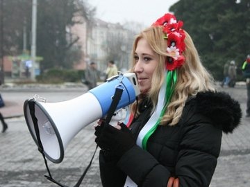 У центрі Луцька жінки дякували чоловікам за Євромайдан. ФОТО