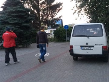 У Луцьку автоандон «на бляхах» припаркував автівку на тротуарі