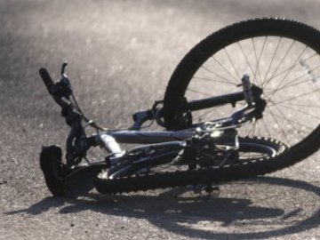 На Волині старенького велосипедиста збило елітне авто