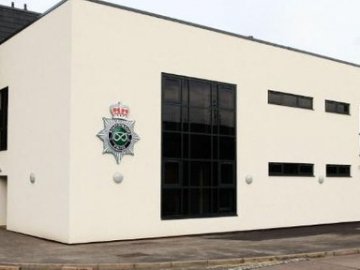 В Британії зловмисники випадково подзвонили в поліцію, коли грабували будинок. ВІДЕО