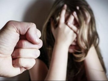 На Волині чоловік ґвалтував 11-річну дівчинку,  поки її мама була за кордоном