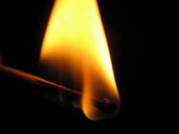 Налив бензин у рот: чоловік підпалив власну дружину