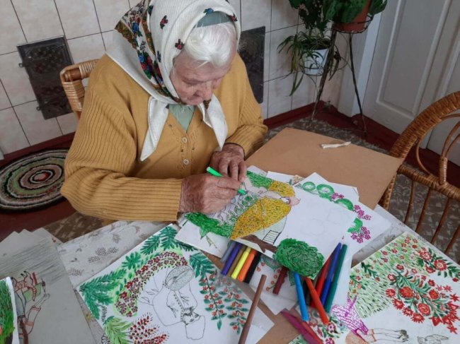 Бабуся з Волині у свої 93 роки створює яскраві малюнки 