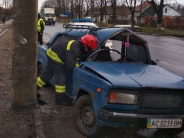 У Луцьку після аварії водія вирізали з авто рятувальники. ФОТО