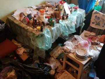 Бруд, таргани і миші: у Ковелі пенсіонерка перетворила квартиру на смітник. ФОТО