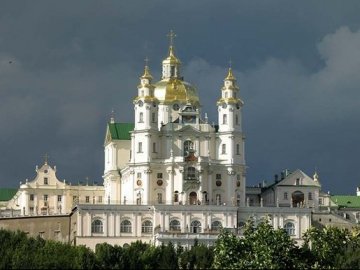 «Московські» монахи не впустили до Почаївської Лаври вірян Православної церкви України. ВІДЕО