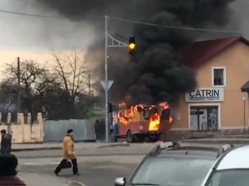 На центральній вулиці Володимира-Волинського вибухнула автівка. ВІДЕО