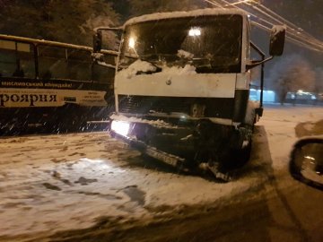 Вечірня аварія в Луцьку: евакуатор врізався у маршрутку. ФОТО