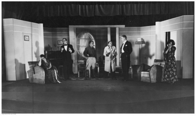 Галина Дрохоцька з колегами на сцені театру в Луцьку, 1938 р.