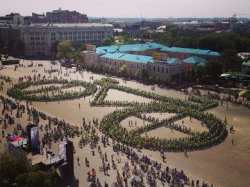  Десять тисяч харків'ян утворили гігантський «живий» велосипед
