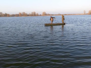 Волинський рибпатруль під час рейду вилучив з водойми 5 браконьєрських сіток