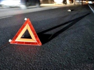 На автодорозі Львів-Ковель вантажівка на смерть збила молодого чоловіка