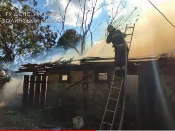 На Волині  пожежники рятували від вогню дві господарські будівлі. ВІДЕО