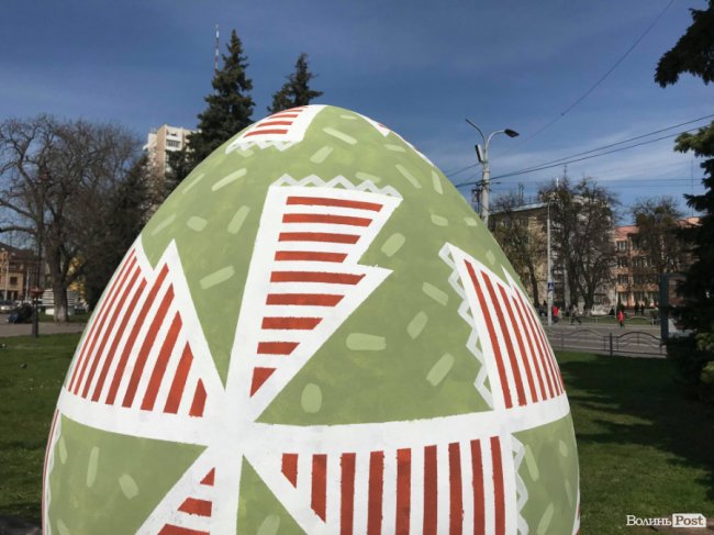 У центрі Луцька встановили гігантські яйця. ФОТО