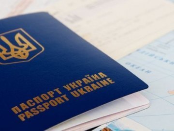Через завищені ціни на закордонний паспорт - на лаві підсудних