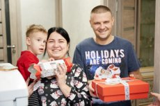 «Миколай пам’ятає про всіх»: у Луцьку волонтери розвозять подарунки діткам з інвалідністю.ФОТО