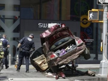 У Нью-Йорку машина в'їхала в натовп: 22 постраждалих