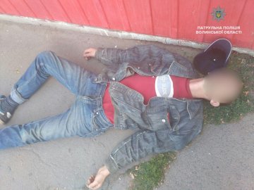 Був таким п'яним, що здавався неживим: у Луцьку рятували чоловіка. ФОТО