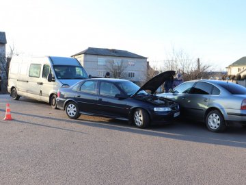 У Нововолинську сталася аварія за участю трьох автівок. ФОТО