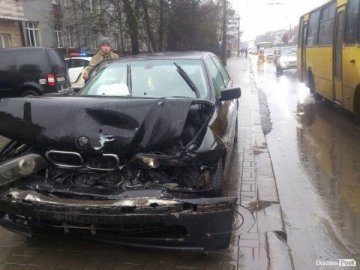 Аварія в Луцьку: передок BMW розтрощило