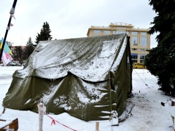 Зима прийшла: луцький Євромайдан мало не знесло вітром. ФОТО