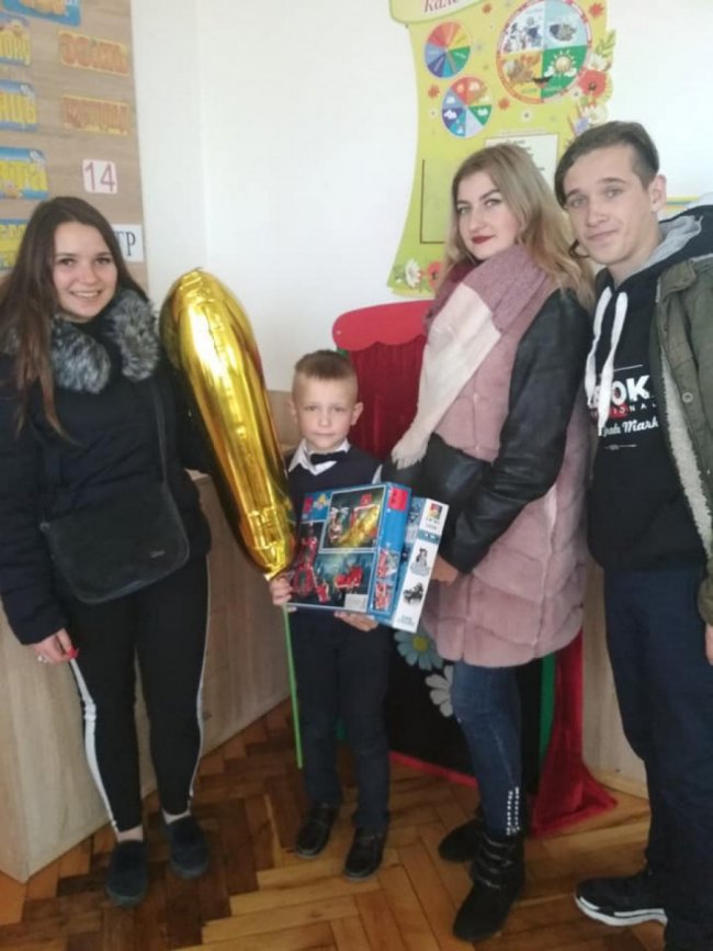 Волинські учні привітали зі святом сина загиблого Героя
