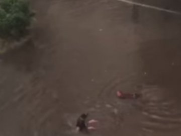 Великий потоп: у волинському місті люди плавають на дорозі. ВІДЕО