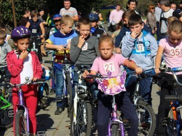 Маленькі лучани змагалися на велосипедах із благодійною метою. ФОТО
