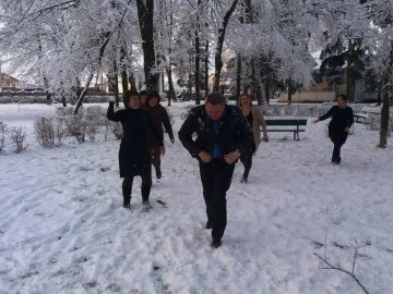 На Волині директор і вчителі влаштували «снігову баталію». ФОТО