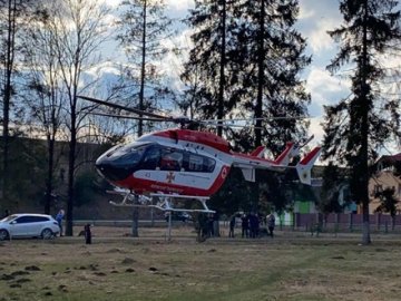 В Україні вперше пацієнтку доставили до лікарні гелікоптером. ФОТО