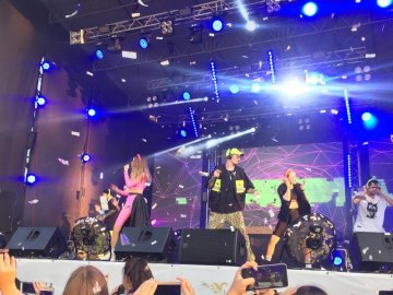 У Луцьку розпочався грандіозний  концерт популярного гурту «Время и стекло». ФОТО