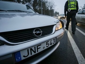 Волинські митники виявили більше 100 випадків заниження вартості автомобілів, завезених з Литви