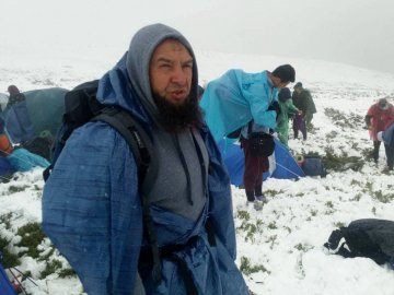 Через сніг у Карпатах евакуюють людей