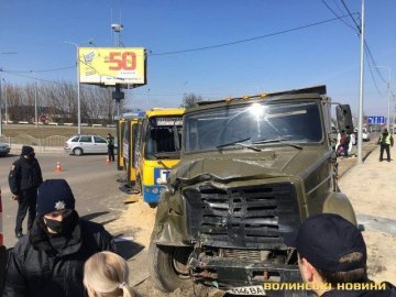 Аварія за участю маршрутки та вантажівки на Ківерцівській: пасажири розповіли про обставини ДТП