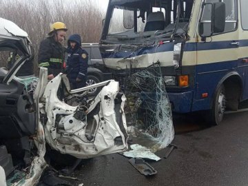 На трасі у Ківерцівському районі – аварія за участю автобуса: потерпілу вирізали рятувальники 