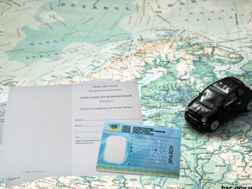 За кордон на авто: волинянам розповіли, які документи треба мати з собою 