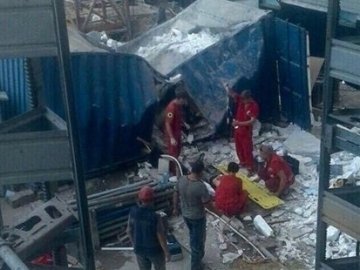 В Одесі на будівництві бетонна плита впала на робітника. ВІДЕО