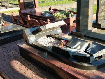 На Житомирщині вандали розтрощили надгробки бійців АТО