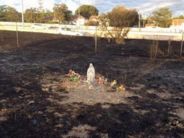 Диво в Іспанії: під час пожежі вогонь не зачепив скульптуру Богородиці, вцілили навіть квіти. ФОТО