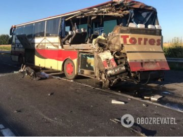 На Кіровоградщині зіткнулися рейсові автобуси: є загиблі і багато травмованих. ФОТО