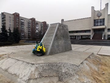 У Луцьку просять перенести пам’ятник Бандері від РАЦСу