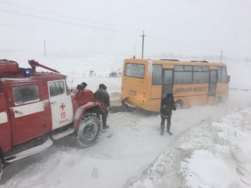 У сніговому заметі на Волині застряг шкільний автобус. ВІДЕО