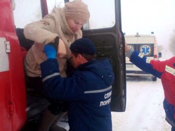 Рятувальники визволили породіллю зі снігового полону на Волині