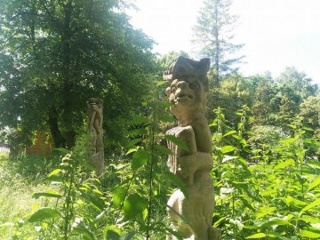 Алея з реставрованими скульптурами Миколи Голованя заросла кропивою