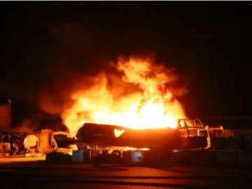 Горять цистерни з паливом і чутні вибухи: у Києві сталася масштабна пожежа. ВІДЕО