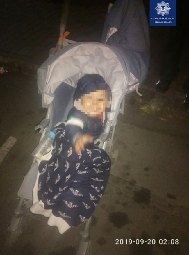 П'яна жінка вночі посеред вулиці покинула 2-річну дитину. ФОТО