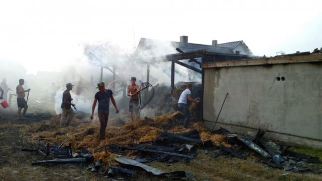 У селі на Волині люди допомогли рятувальникам загасити пожежу